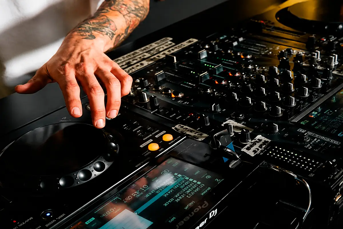 DJ utilizando equipo profesional